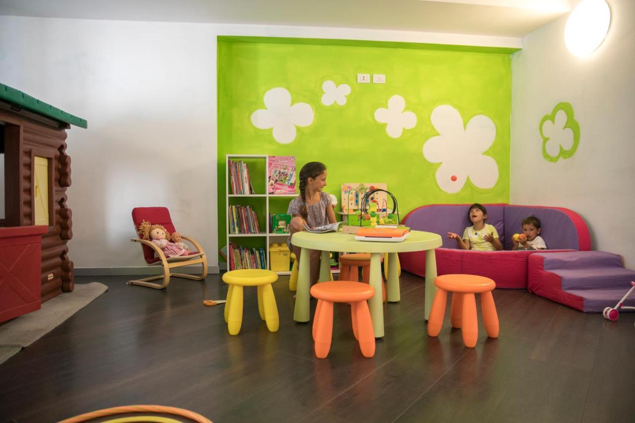 Hotel Luna Bianca Фолгария Екстериор снимка
